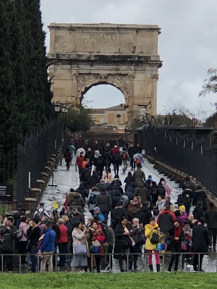 Personnes marchant vers une arche historique