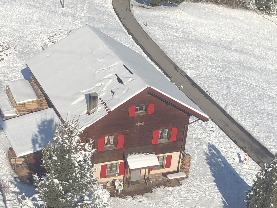 Maison enneigée vue du ciel