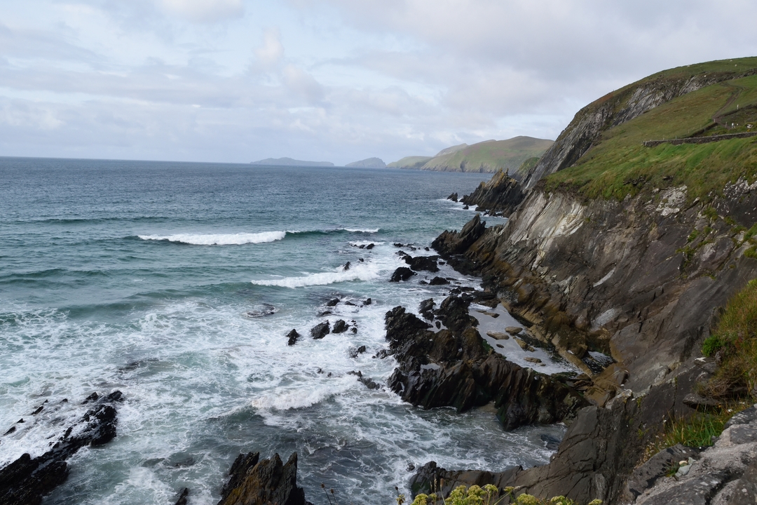 Falaises et rivages rocheux avec les vagues de l'océan.