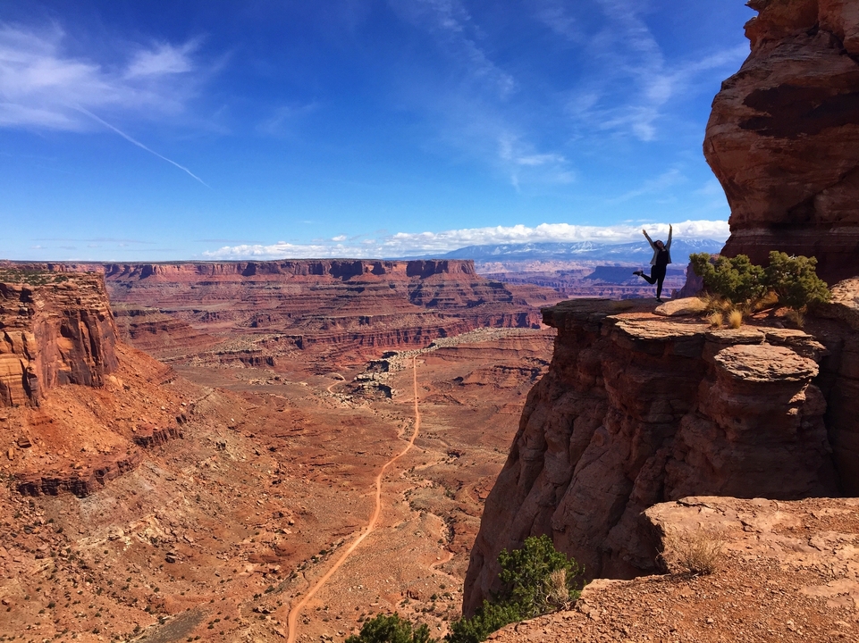 Personne sautant au bord d'une falaise de canyon.