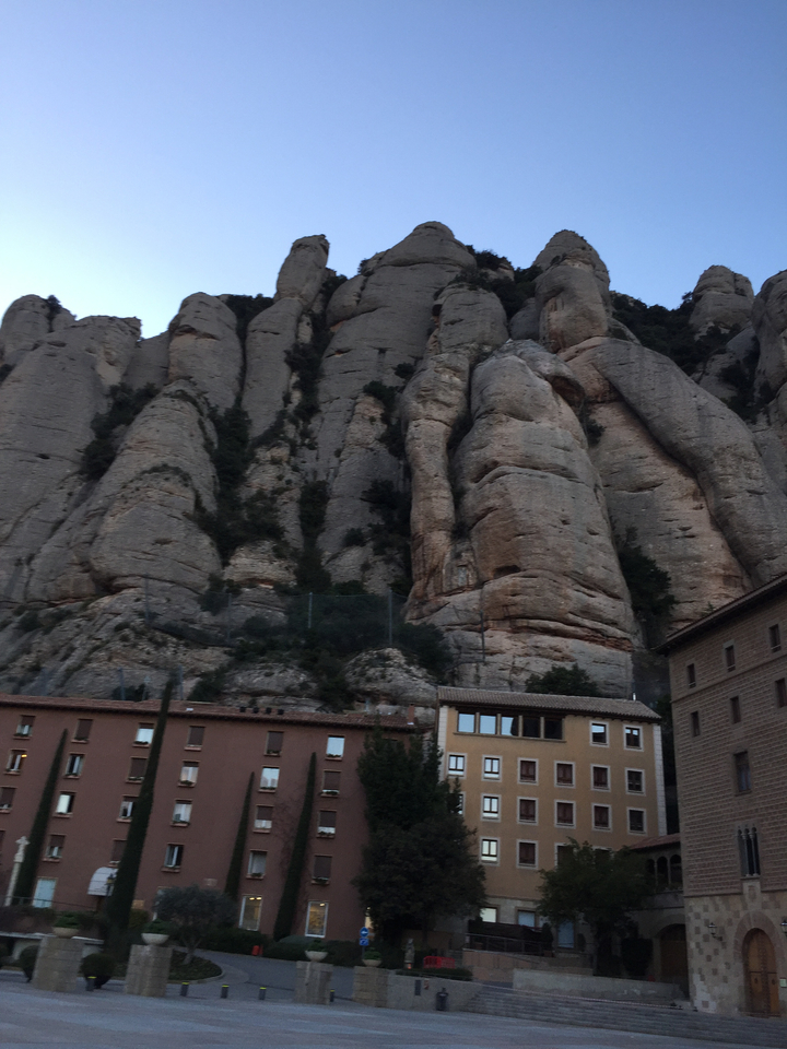 Montagnes rocheuses sous un ciel couvert.