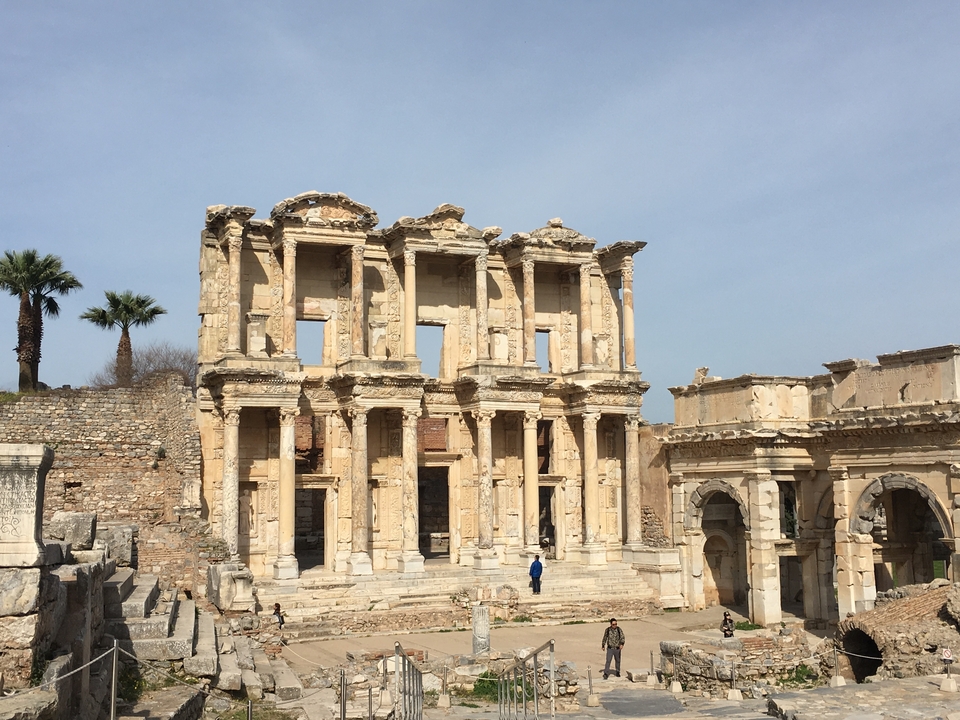 Anciennes ruines en pierre d'une bibliothèque historique à la lumière du jour.