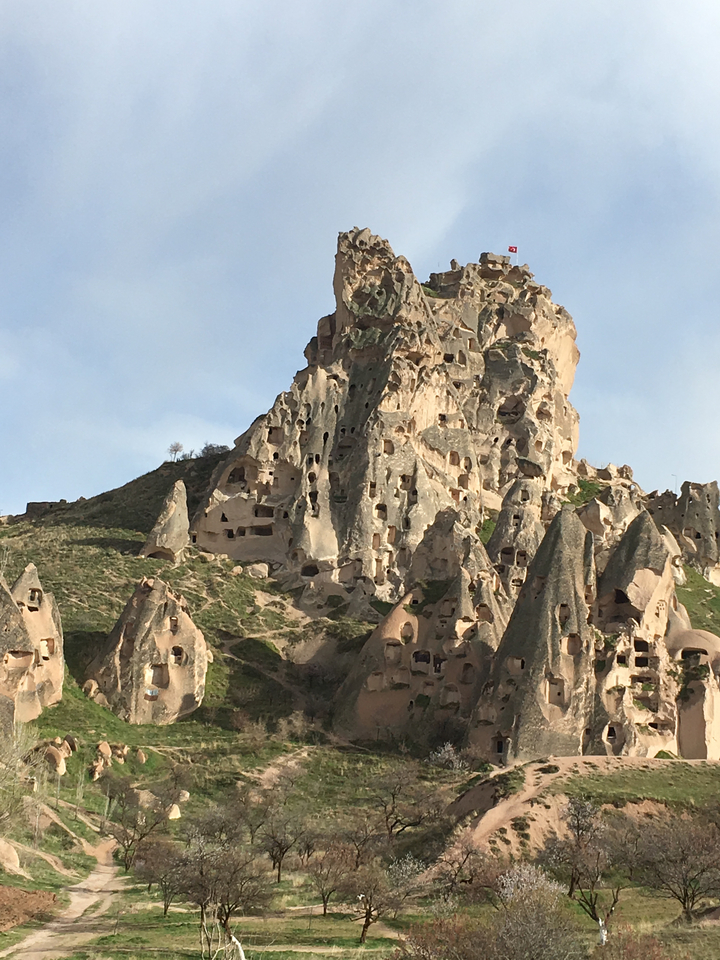 Des formations rocheuses uniques avec des habitations sculptées.