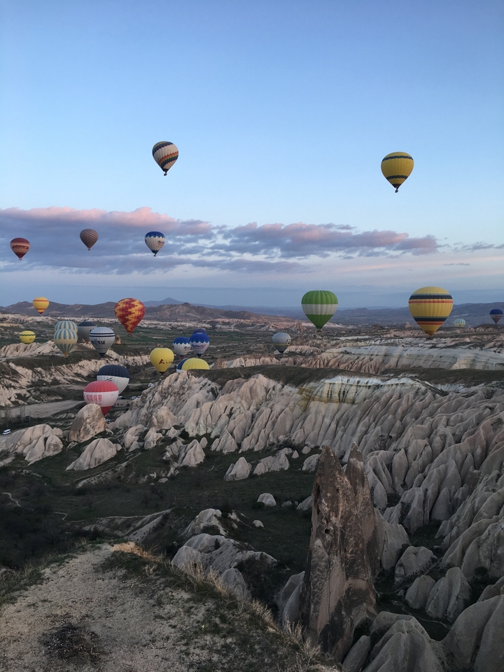 Montgolfières flottant au-dessus d'un paysage rocheux pittoresque.