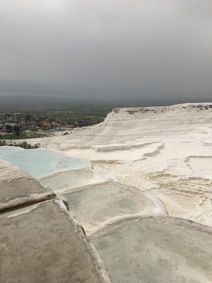 De magnifiques terrasses en travertin blanc avec de l'eau riche en minéraux.