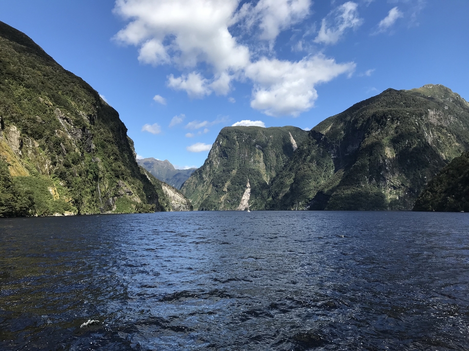 Paysage pittoresque avec des montagnes et un lac.