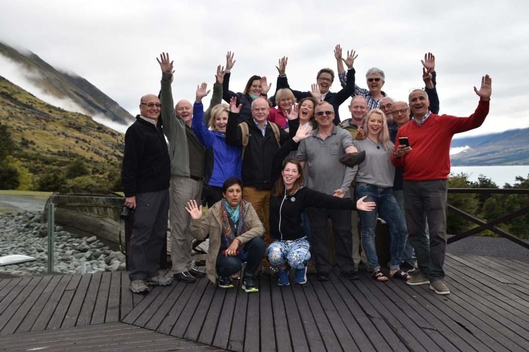 Groupe de personnes posant à un belvédère.