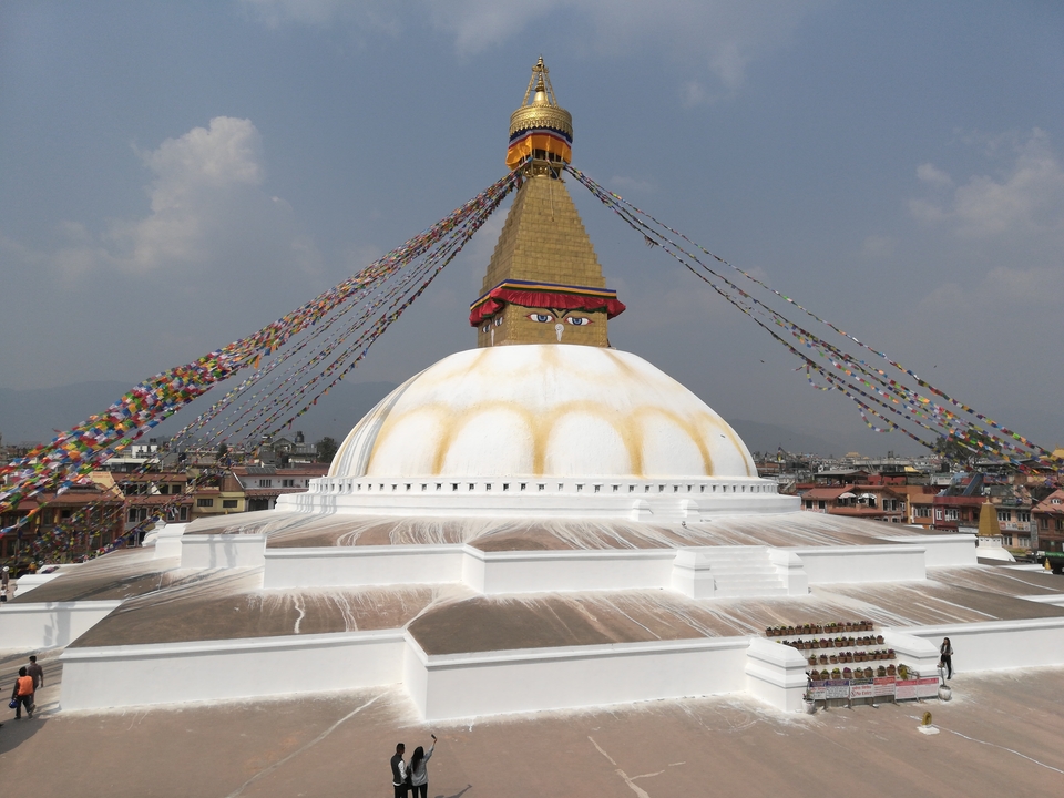 Stupa de Bodnath avec des drapeaux de prière colorés.
