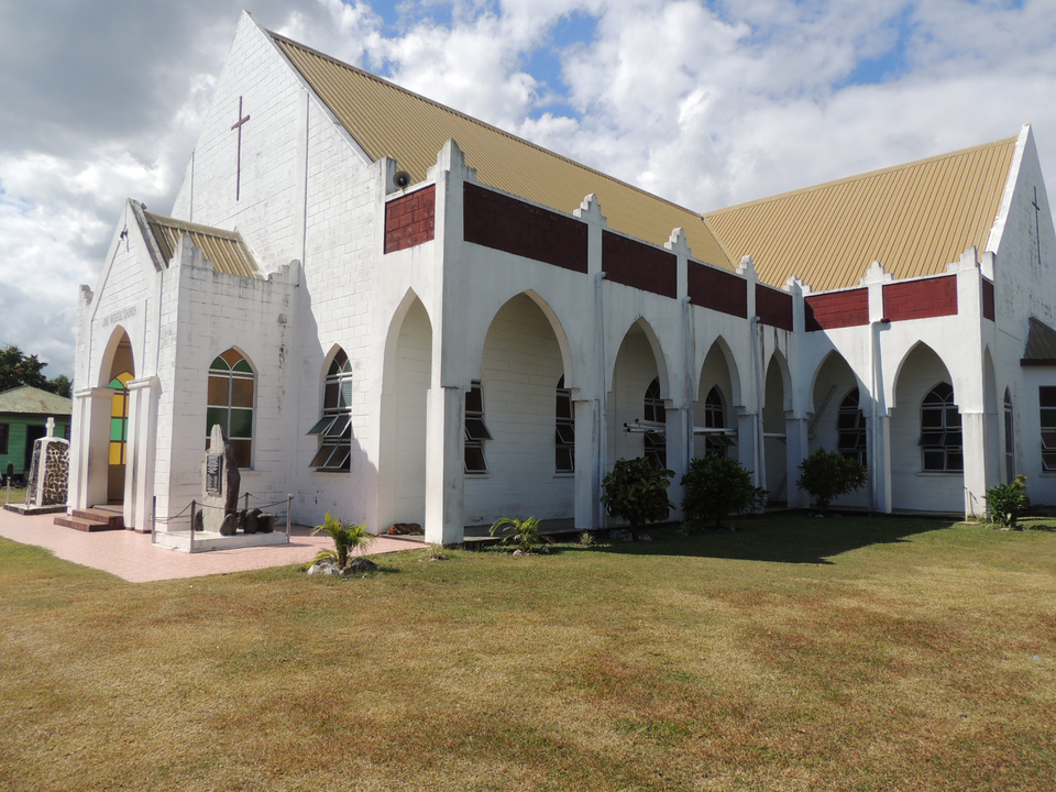 Bâtiment à l'architecture gothique et pelouse.