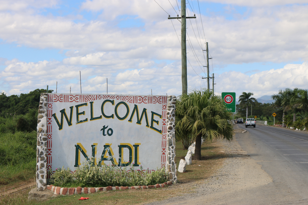 Panneau routier accueillant les visiteurs à Nadi.