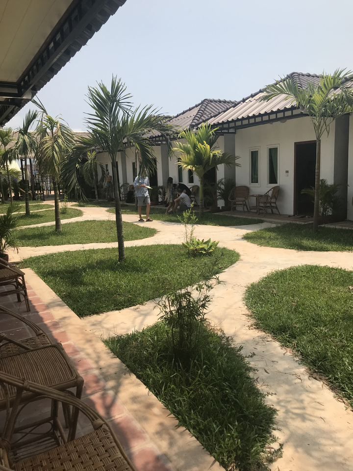 Personnes se relaxant dans le jardin d'un lodge.