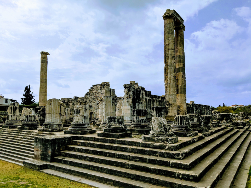 Ruines d'un ancien temple avec des colonnes proéminentes.