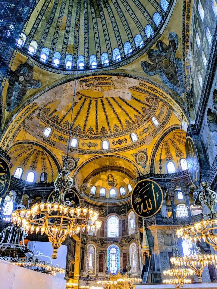 Intérieur du dôme d'une mosquée historique ornée.