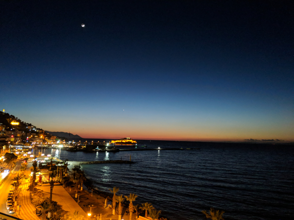 Paysage côtier au coucher du soleil avec des couleurs vibrantes.