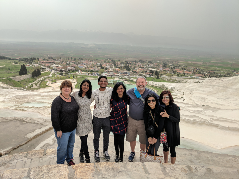 Groupe de personnes posant avec une vue panoramique.