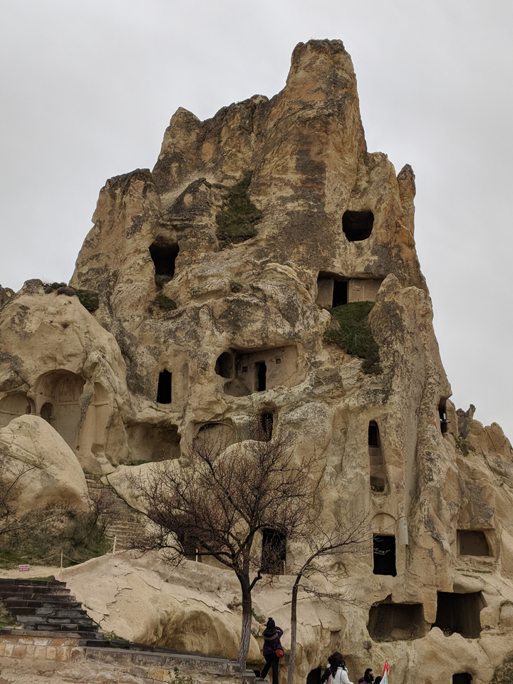 Sculptures rupestres dans une grotte historique.