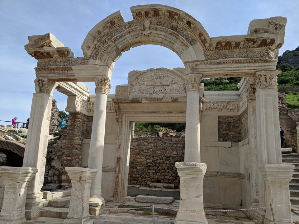 Arcs et colonnes en ruine d'un ancien bâtiment.