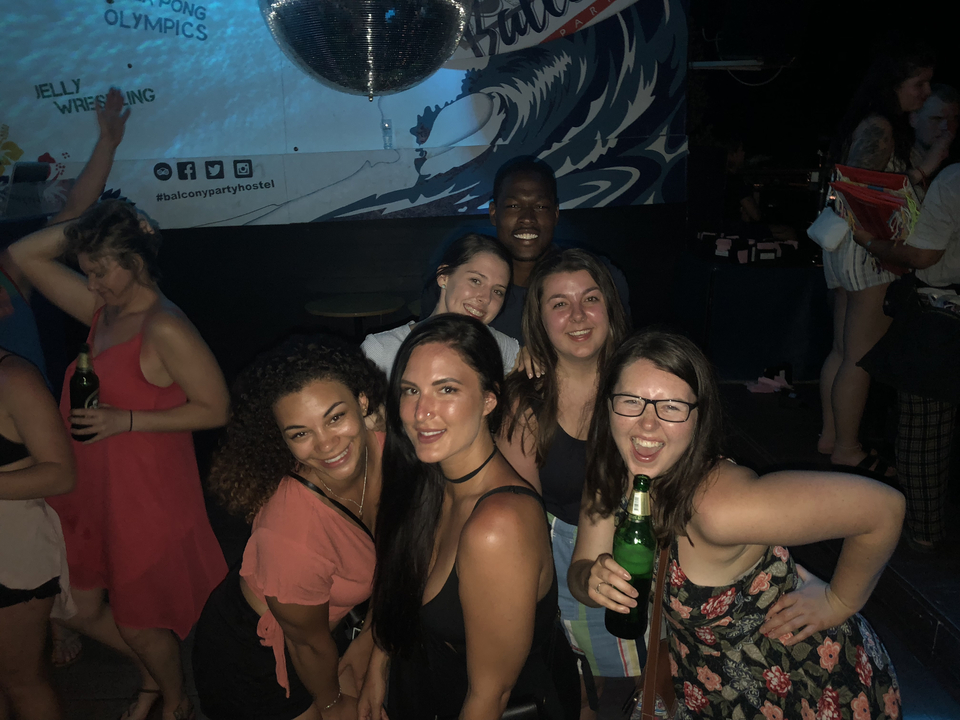 Groupe de personnes profitant d'une soirée dans un bar.