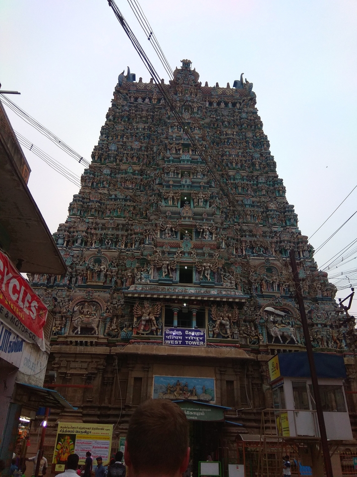 Temple gopuram avec des sculptures et des figures détaillées.