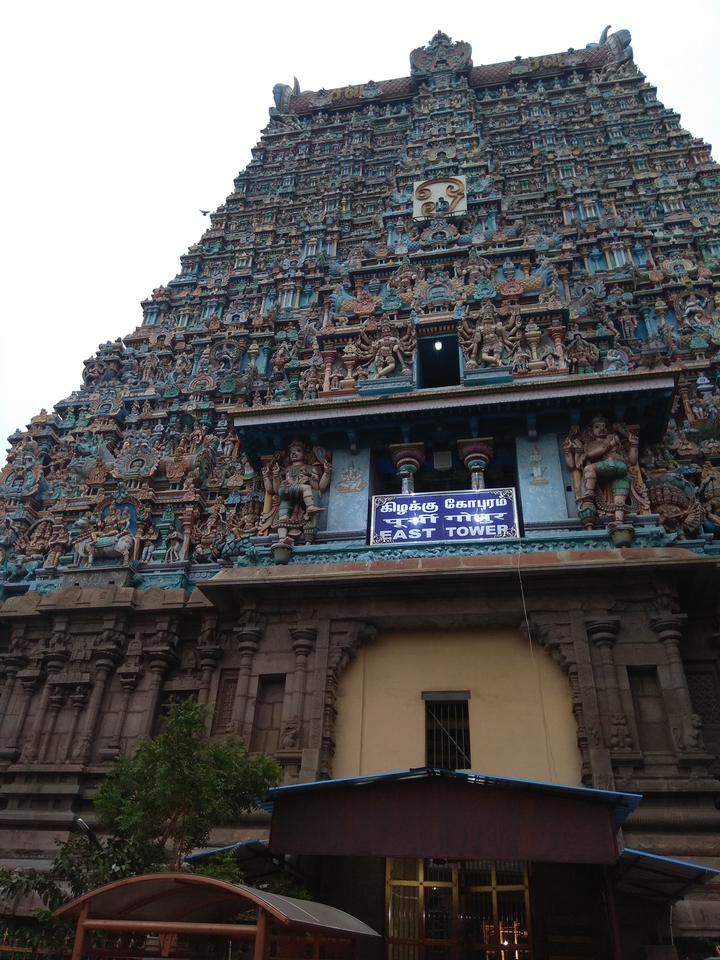 Façade du temple sculptée de façon complexe avec des décorations colorées.