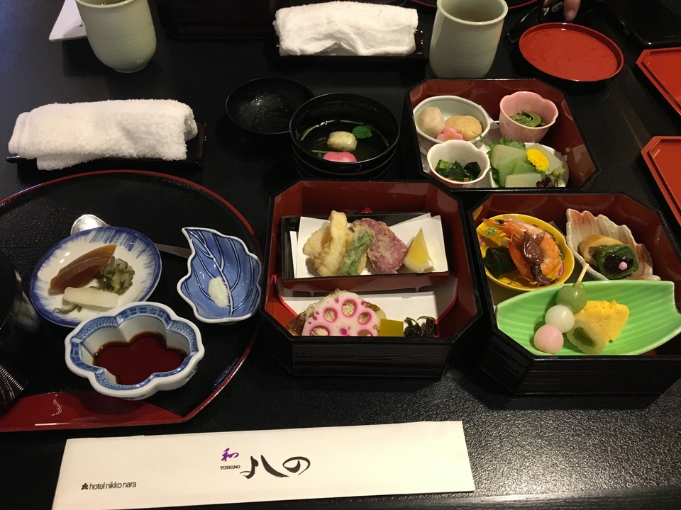 Repas japonais traditionnel composé de plusieurs petits plats.