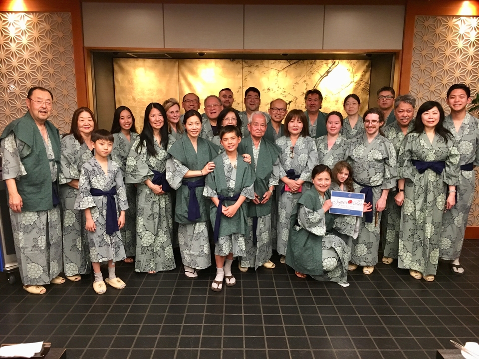 Grand groupe posant à l'intérieur en tenue traditionnelle japonaise.