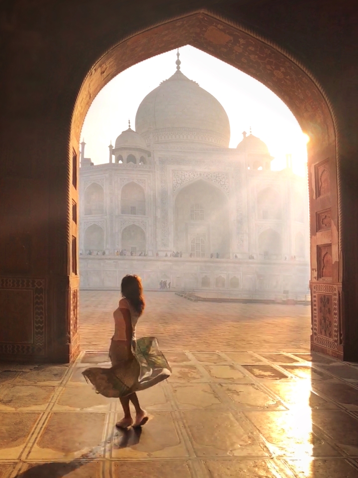 Femme au soleil au Taj Mahal