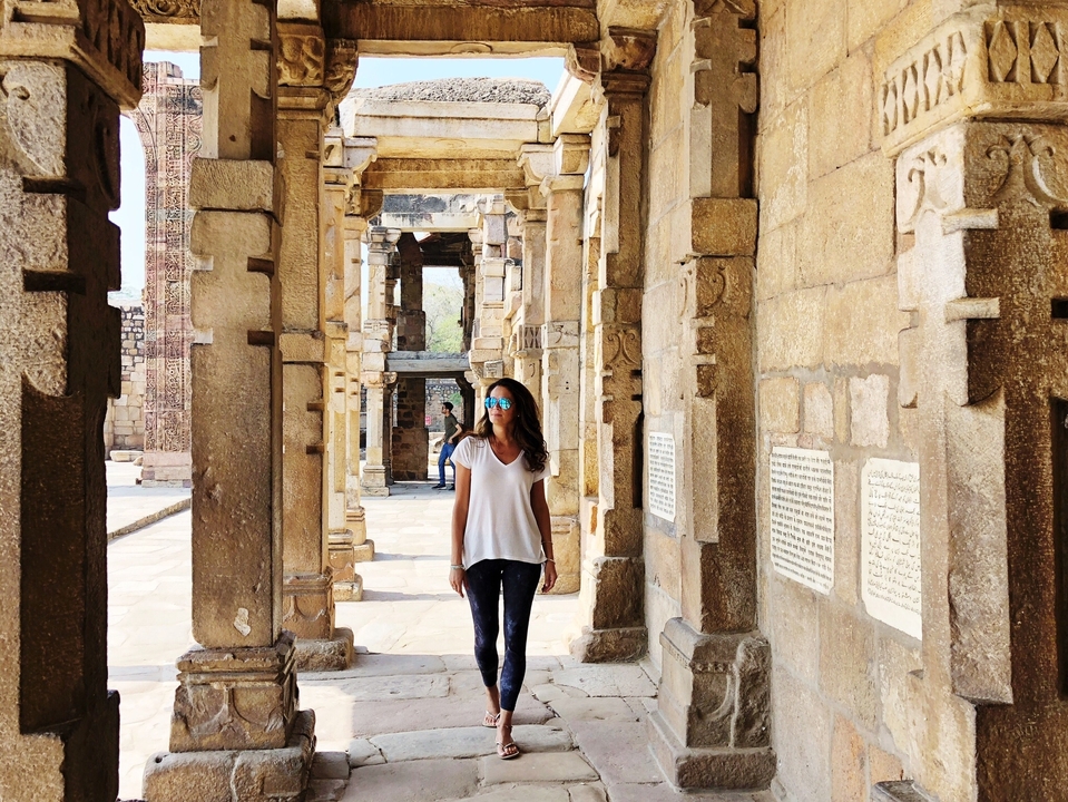 Personne traversant une arche historique