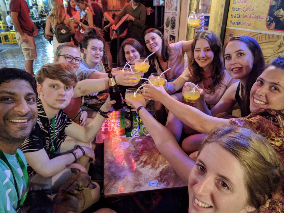 Groupe de personnes levant leurs verres pour porter un toast.