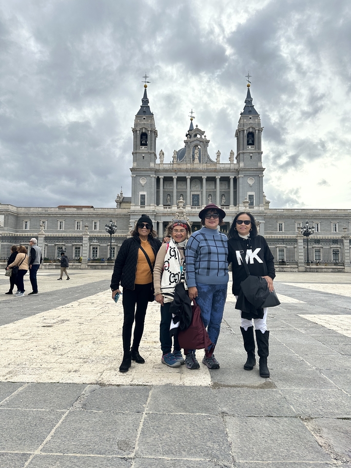 Groupe posant devant le Palais Royal