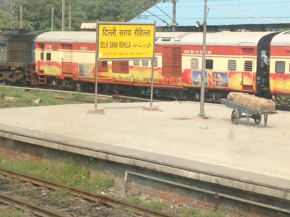 Blick auf den Bahnsteig eines Bahnhofs mit Beschilderung.