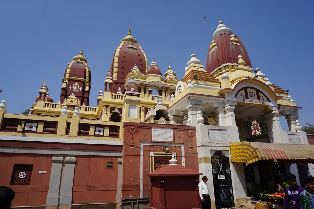 Temple coloré à l'architecture complexe.