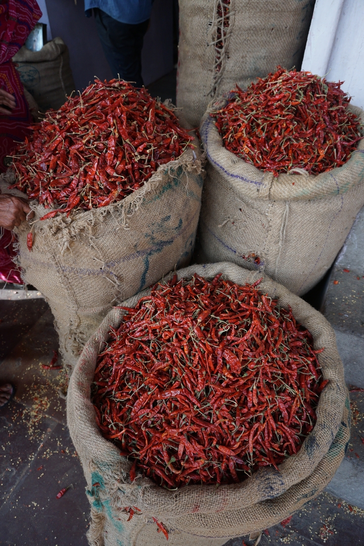 Sacs de piments rouges dans un marché.