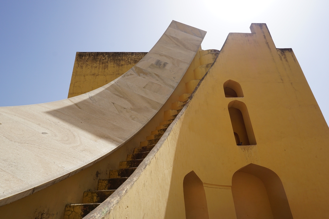 Architecture avec des escaliers et une structure inhabituelle.