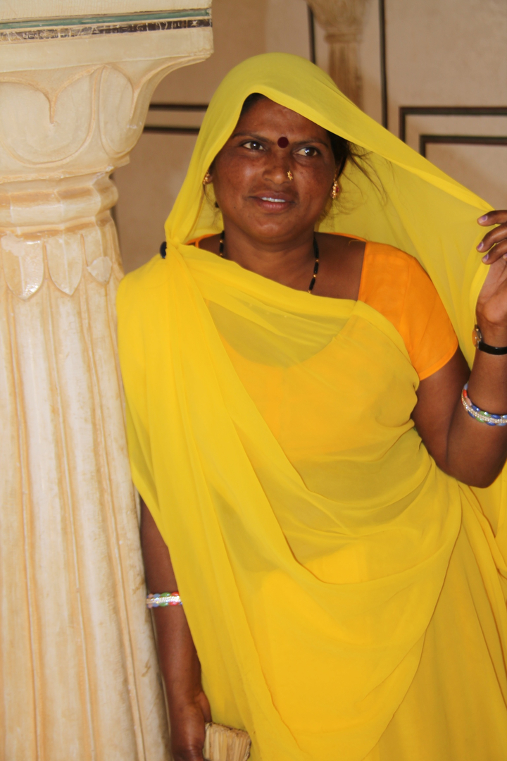Nahaufnahme einer Frau in einem gelben Saree.