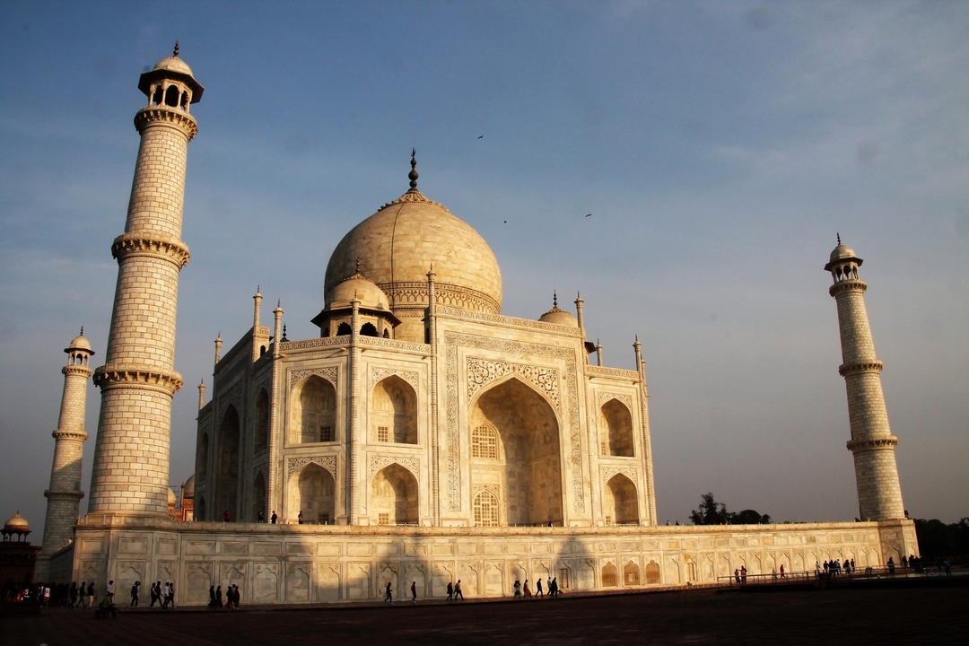 Das Taj Mahal im goldenen Licht des Sonnenuntergangs.