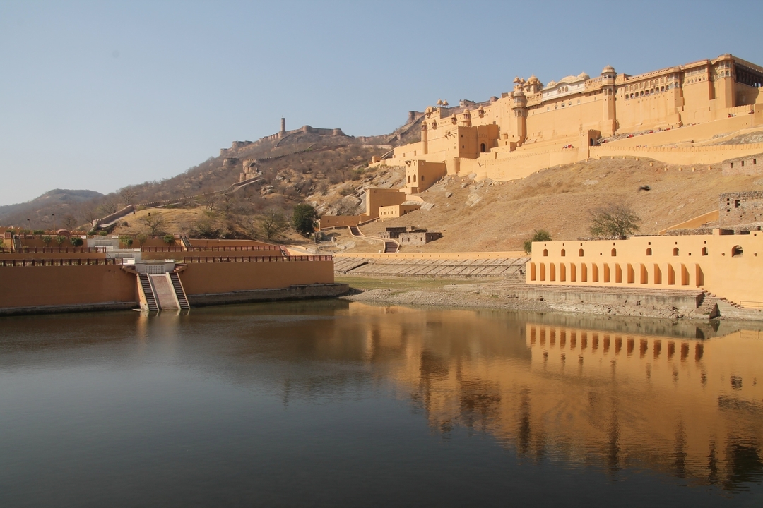 Das Amber Fort spiegelt sich im Maota See, Jaipur.