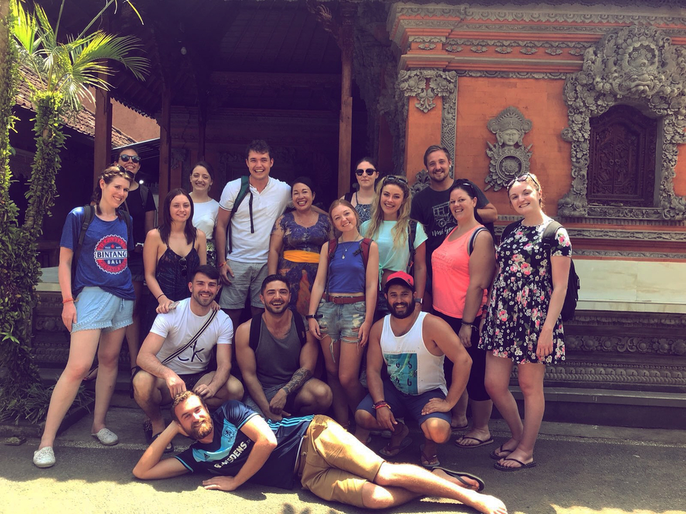 Groupe de personnes posant devant un temple