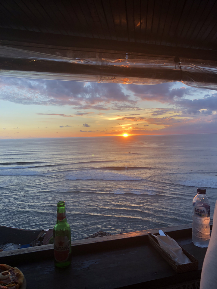 Coucher de soleil sur un vaste horizon océanique