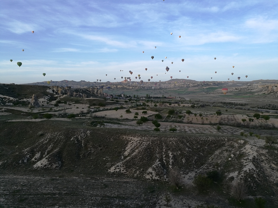 Montgolfières au-dessus d'un paysage rocheux