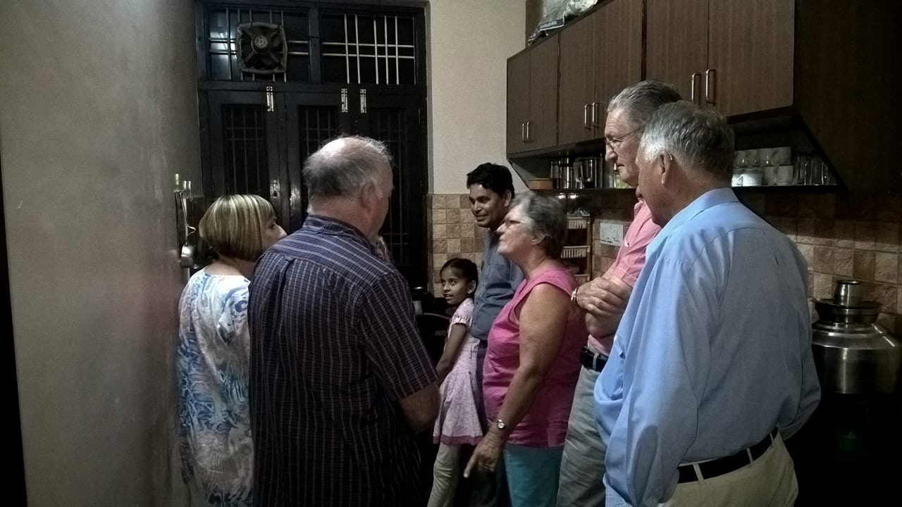 Un groupe de personnes discutant dans une cuisine.