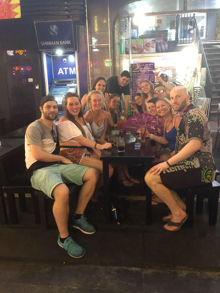 Un groupe de personnes assises autour d'une table.