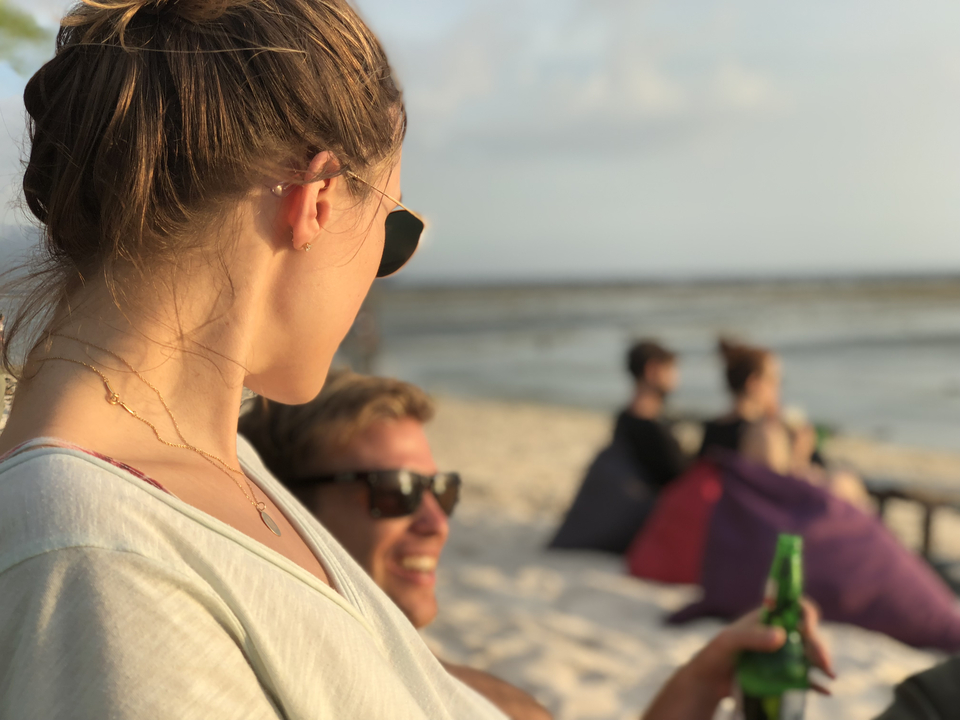 Personnes se relaxant sur une plage.