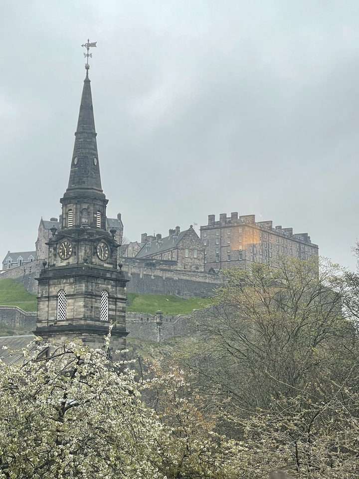 Château historique sur une colline dominant la ville.