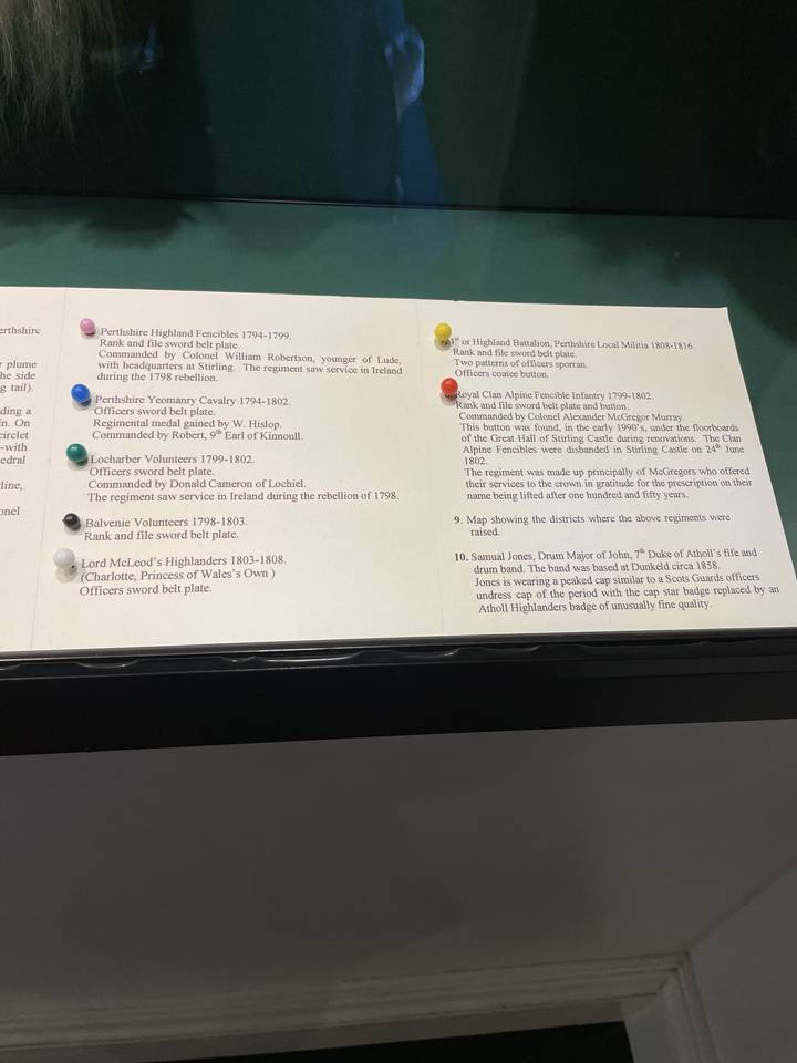 Affichage de document historique avec du texte sur des événements importants.