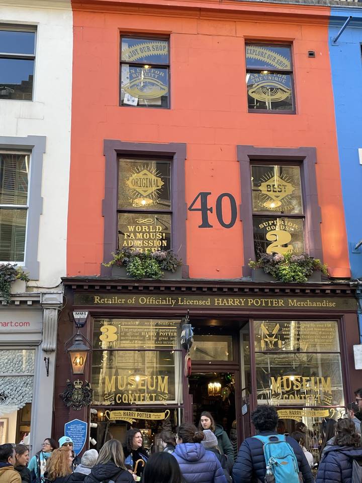 Façade de magasin avec des décorations sur le thème d'Harry Potter.