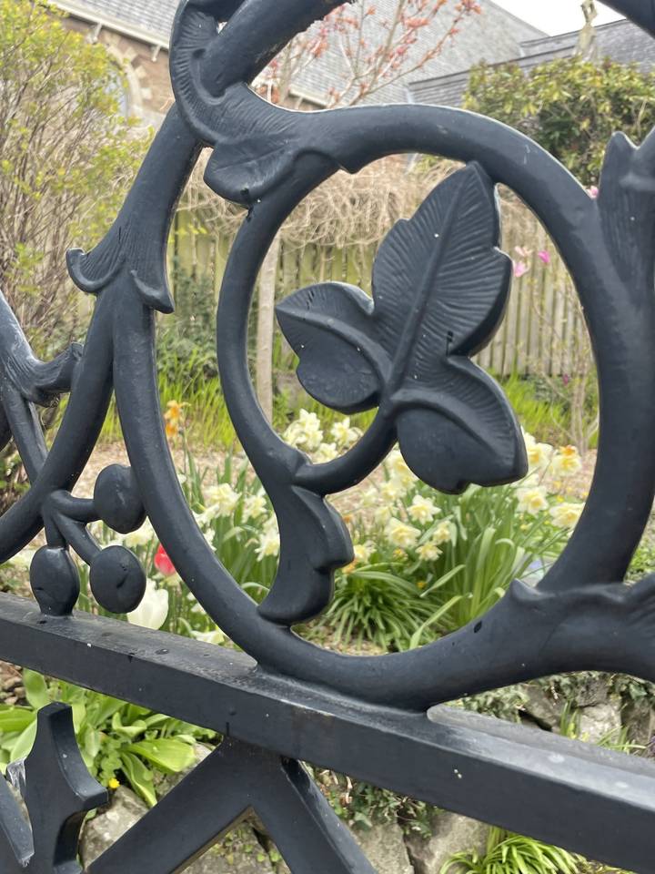 Ferronnerie décorative avec fleurs et feuilles.