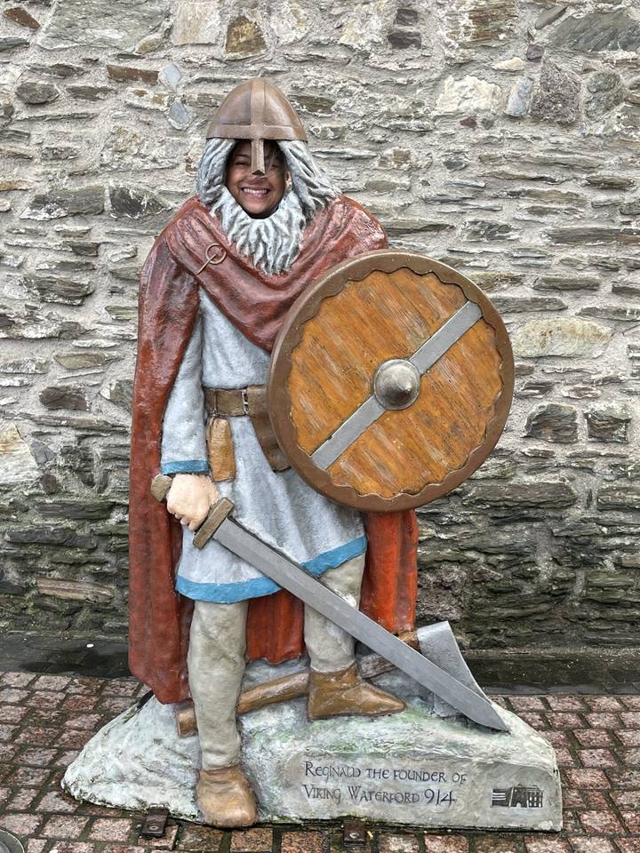 Statue d'un Viking avec épée et bouclier.