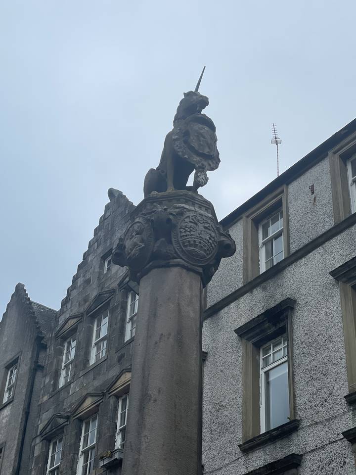 Sculpture en pierre avec des gravures complexes.