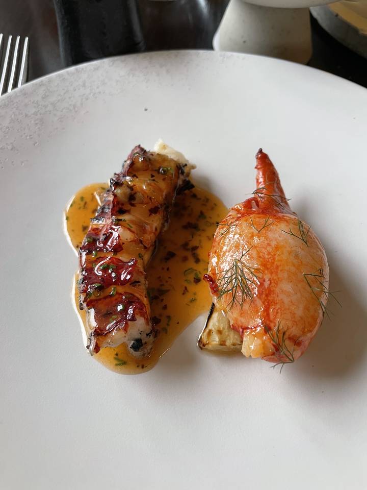 Assiette de homard gastronomique avec sauce.
